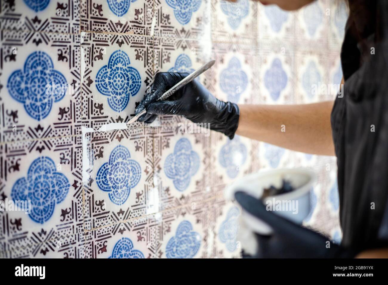 Restauration de la beauté des azulejos de tuile vintage sur la façade De la vieille maison portugaise Banque D'Images