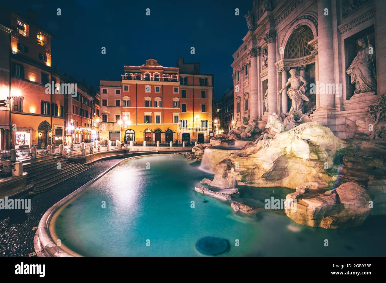 Fontaine illuminée la nuit, avec bâtiment historique, Fontaine de Trevi, Rome, Italie Banque D'Images