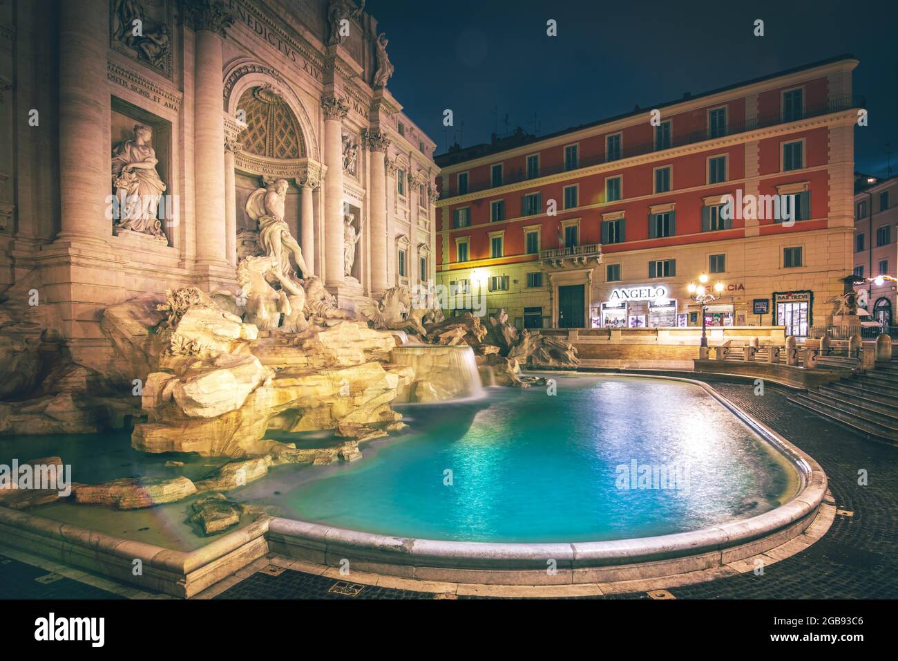 Fontaine illuminée la nuit, avec bâtiment historique, Fontaine de Trevi, Rome, Italie Banque D'Images