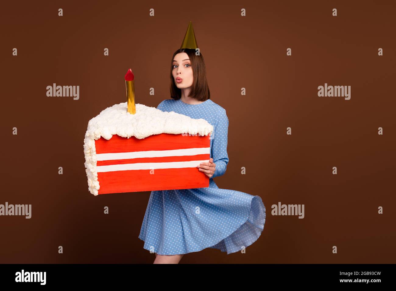 Photo De La Jolie Femme Millenaire Brunette Tenir Gateau Coup Bougie Porter Chapeau Robe Bleue Isolee Sur Fond Brun Couleur Photo Stock Alamy