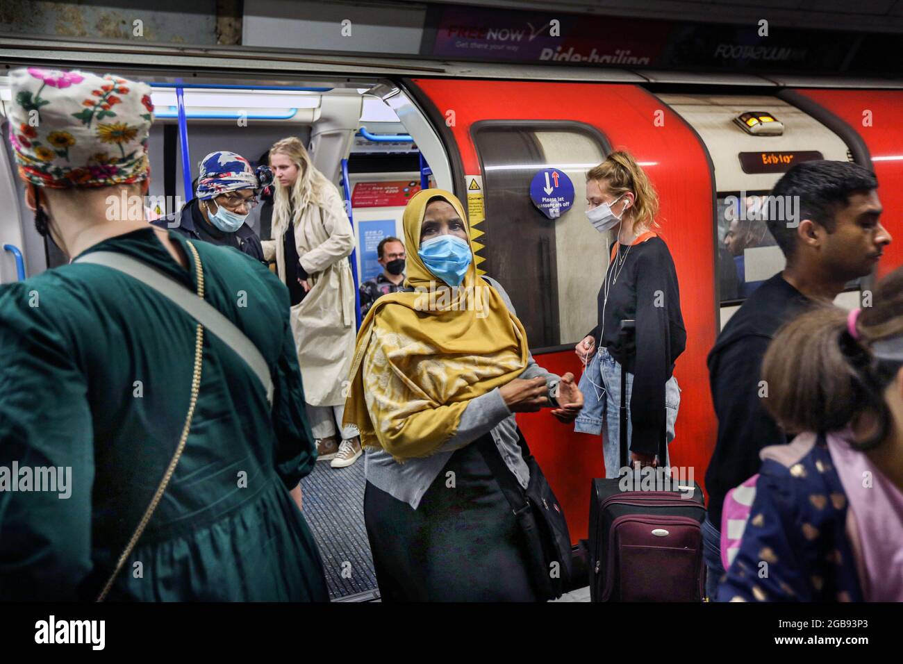 Londres, Royaume-Uni. 31 juillet 2021. Les passagers quittent un train souterrain très fréquenté qui porte toujours leur masque facial à Londres.malgré la fin de l'obligation légale de porter un masque facial en Angleterre, le port du masque facial est resté obligatoire sur les transports londoniens et les gens continuent de respecter la réglementation. (Credit image: © Martin Pope/SOPA Images via ZUMA Press Wire) Banque D'Images