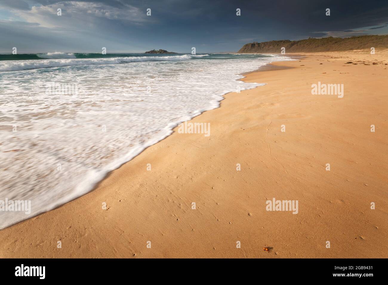 une plage de sable à côté de l'océan dans le bendalong Banque D'Images