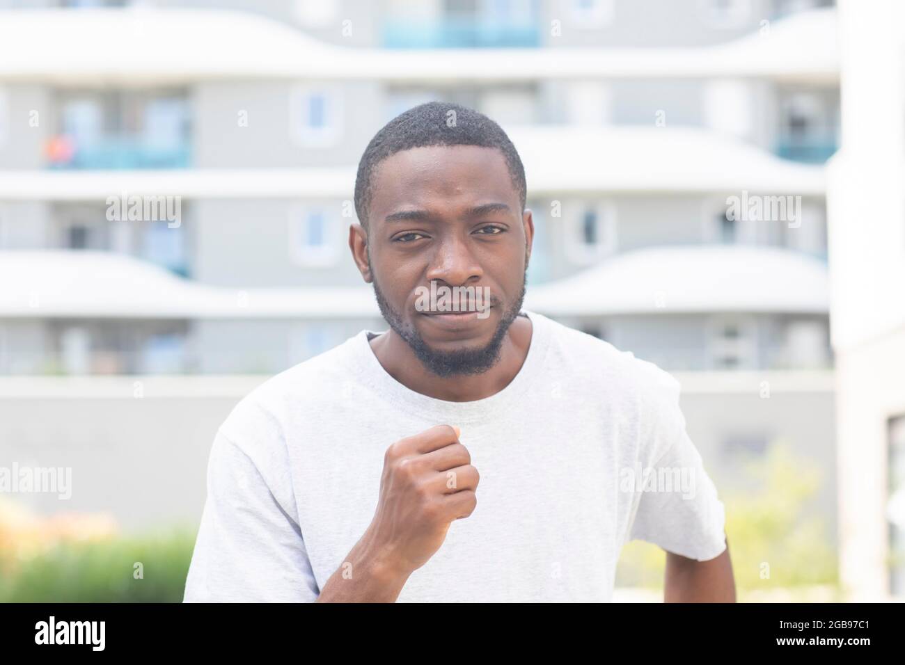 Jeune homme noir qui fait du jogging dans la ville, Fribourg, Bade-Wurtemberg, Allemagne Banque D'Images