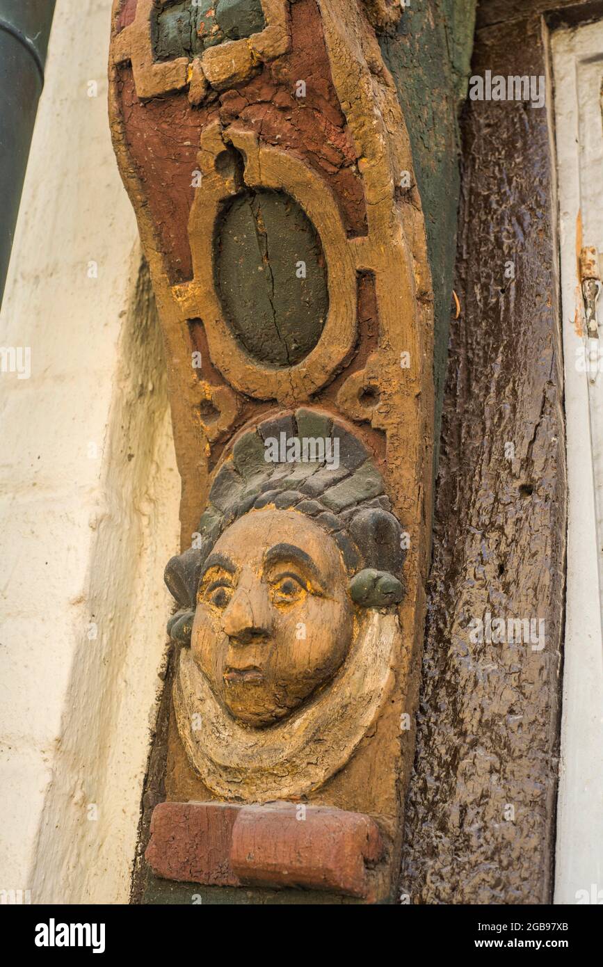 Figure sculptée à l'avant de l'ancienne célèbre maison à colombages 'Angel House' ou 'Hans Raffns House' construit en 1573 à Ystad, Scania, Suède Banque D'Images