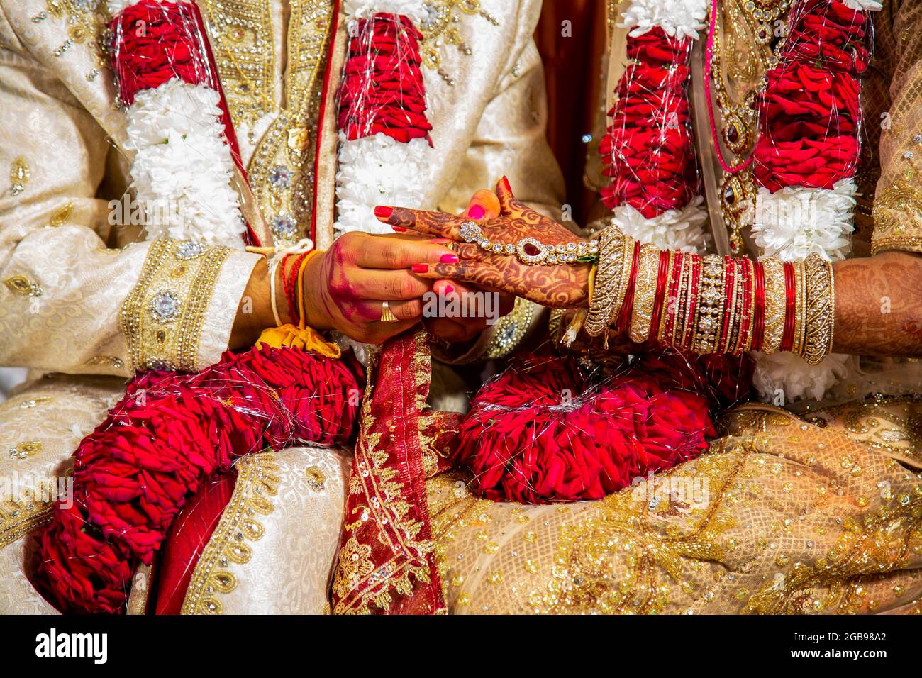 Marié indien passant l'anneau de mariage sur le doigt de sa mariée sur sa cérémonie de mariage, Maurice, Afrique Banque D'Images