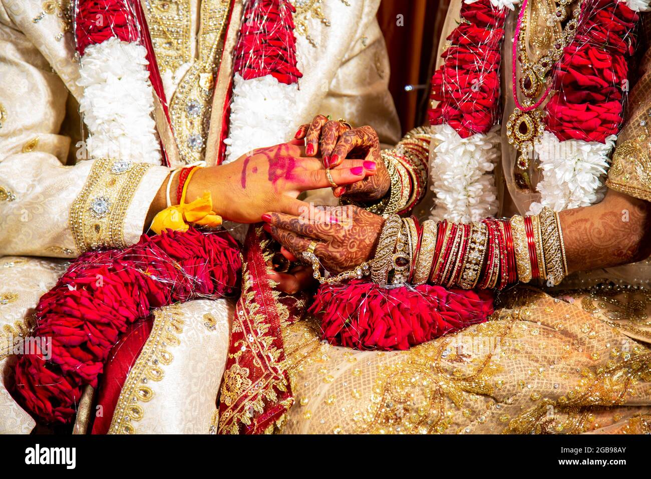 Mariée indienne passant l'anneau de mariage sur le doigt de son marié lors de sa cérémonie de mariage, Maurice, Afrique Banque D'Images