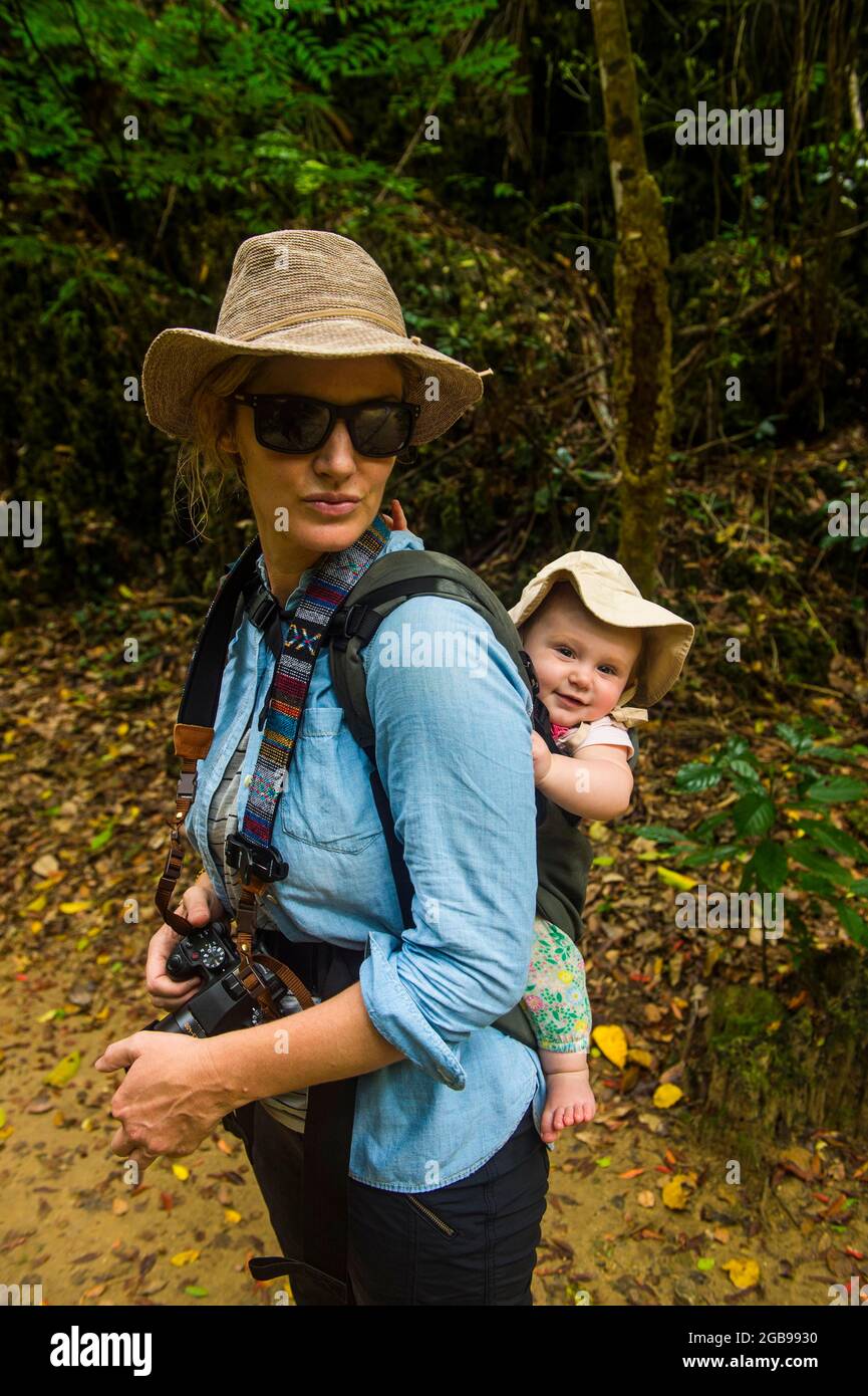 Womna randonnée avec son bébé à travers le site classé au patrimoine mondial de l'UNESCO, site sacré Sefa Utaki, Okinawa, Japon Banque D'Images