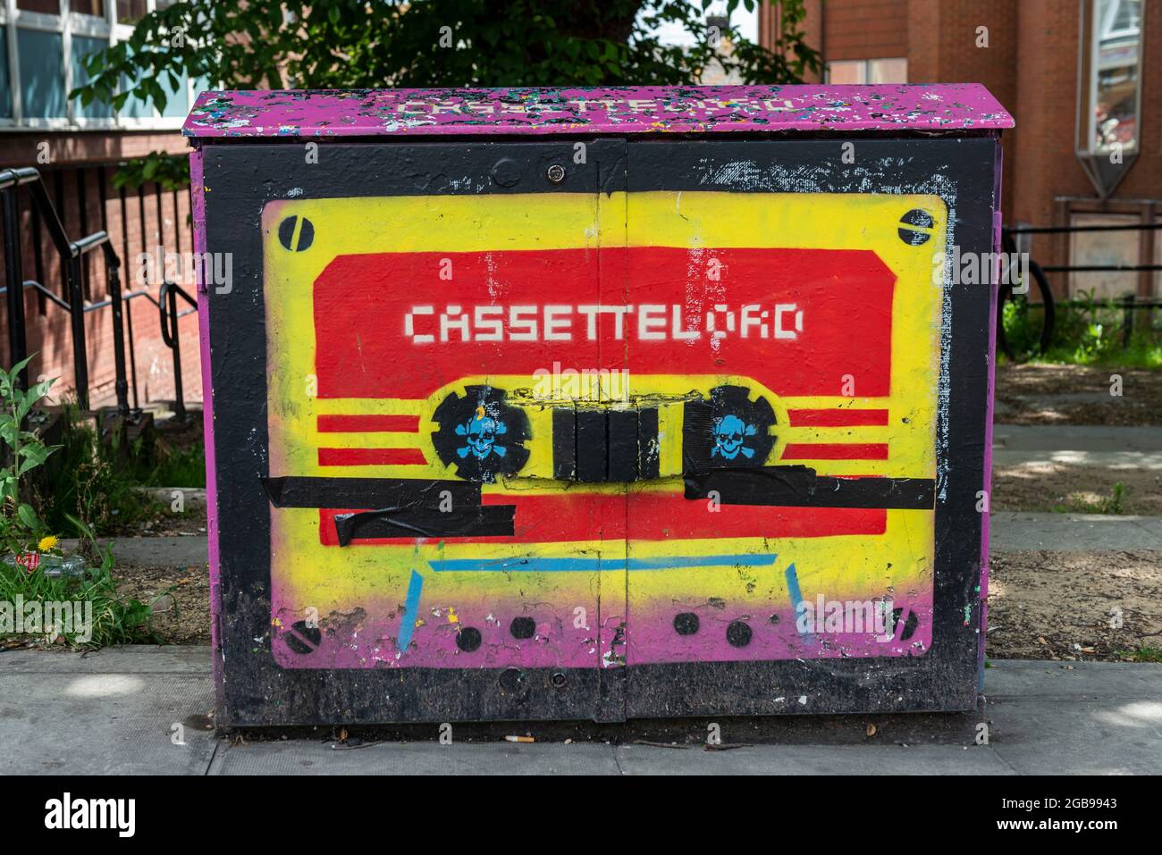 Graffiti sur un compteur d'électricité, peint sur cassette musicale, Brighton, Angleterre, Grande-Bretagne Banque D'Images