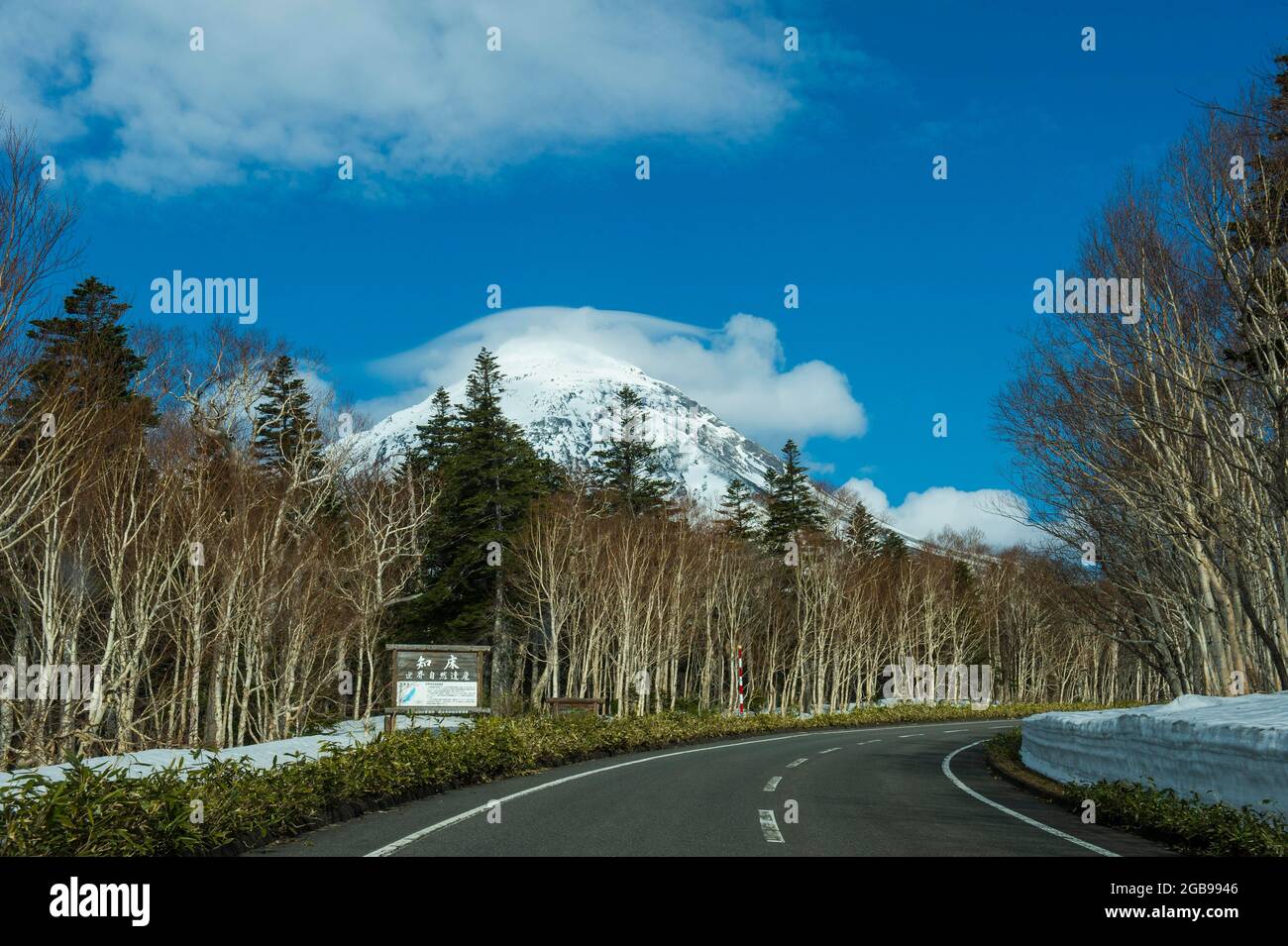 Route menant à travers le magnifique paysage du parc national de Shiretoko, classé au patrimoine mondial de l'UNESCO, Hokkaido, Japon Banque D'Images