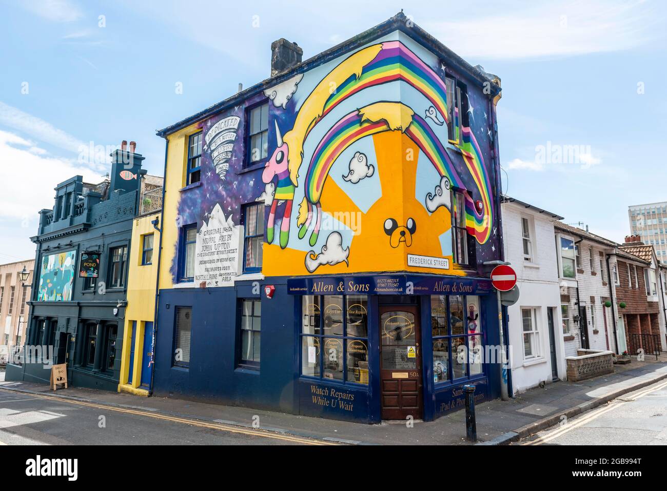 Maisons colorées peintes avec des graffitis, Brighton, East Sussex, Angleterre, Royaume-Uni Banque D'Images