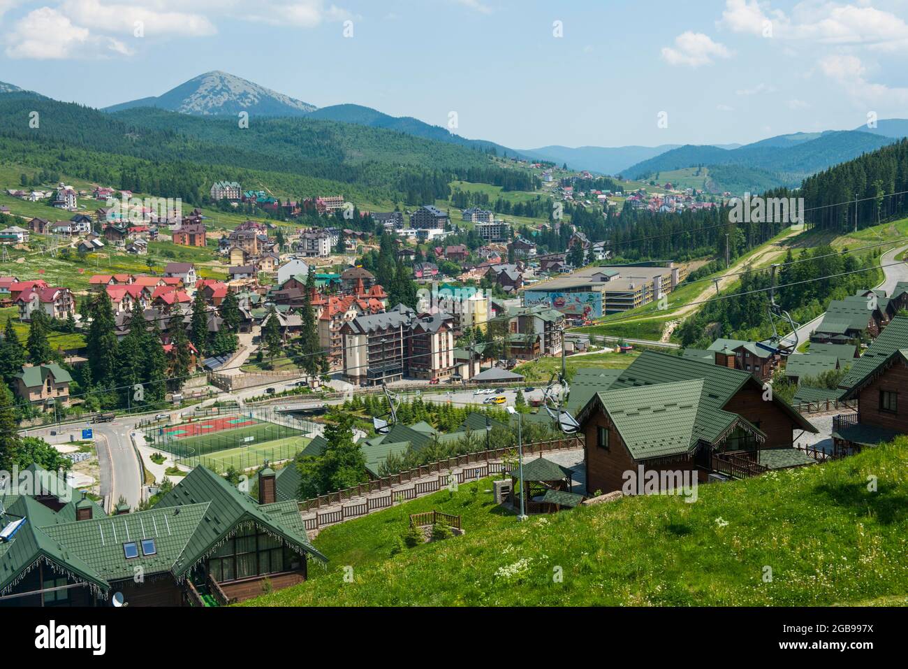 Vue sur la station de ski de Bukovel, les Carpathian Mountains, Ukraine Banque D'Images