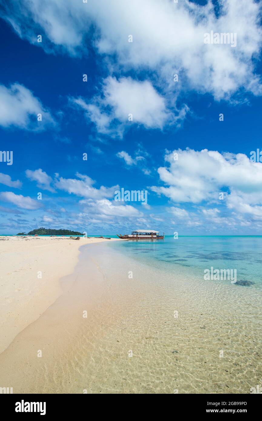 Bateau traditionnel en bois sculpté dans le lagon d'Aitutaki, Rarotonga et les îles Cook Banque D'Images