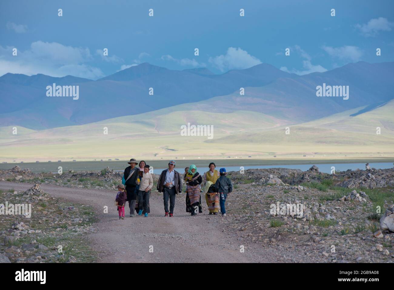 Famille tibétaine en pèlerinage autour de la péninsule de Tashi Dor au lac Namtso, lac Sky, 4718 m, Damchung, Tibet, Chine Banque D'Images