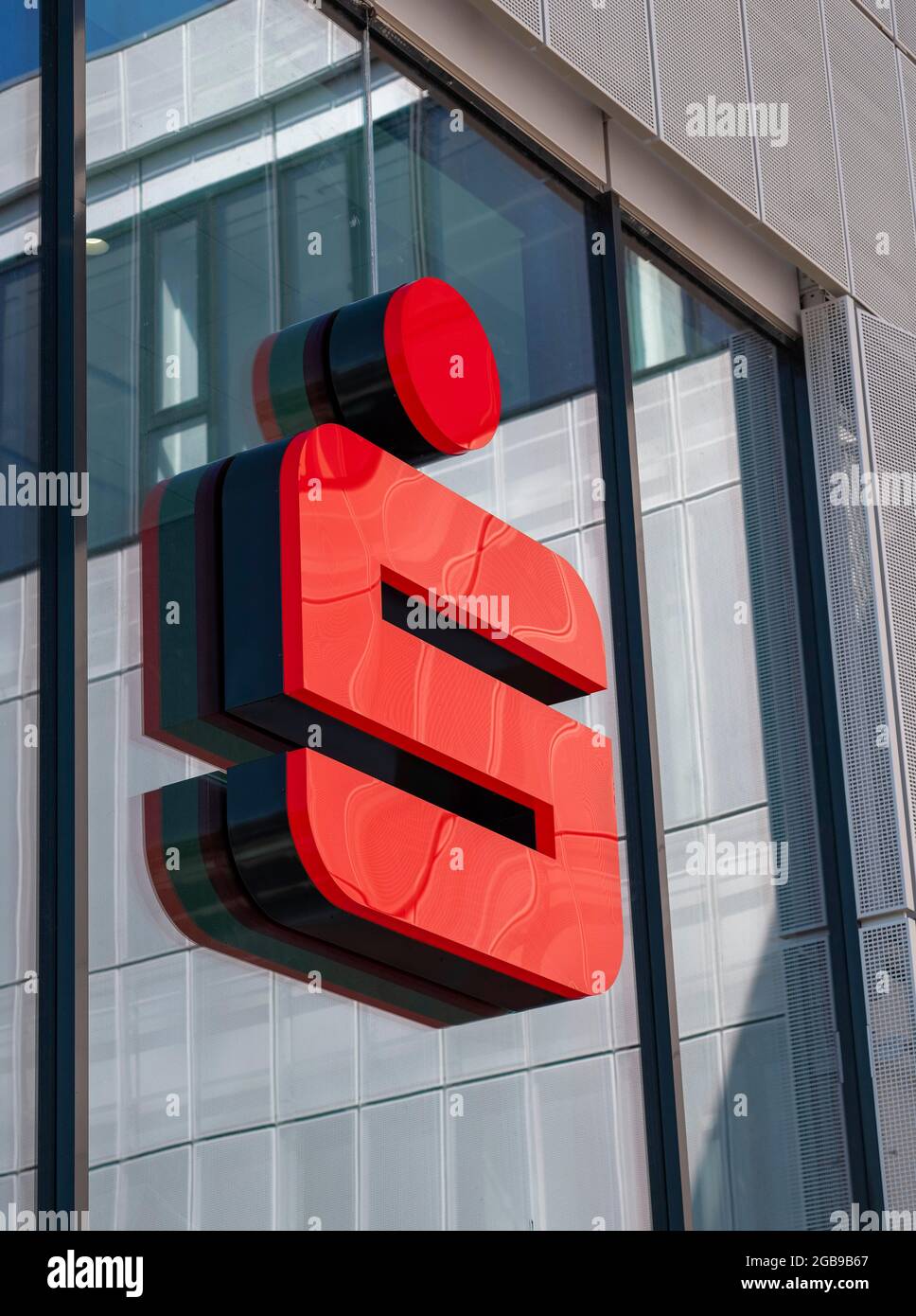 Le logo du Kreis- und Stadtparkasse Erding est visible sur la façade du nouveau siège social de la société à Erding, en haute-Bavière, en Allemagne Banque D'Images