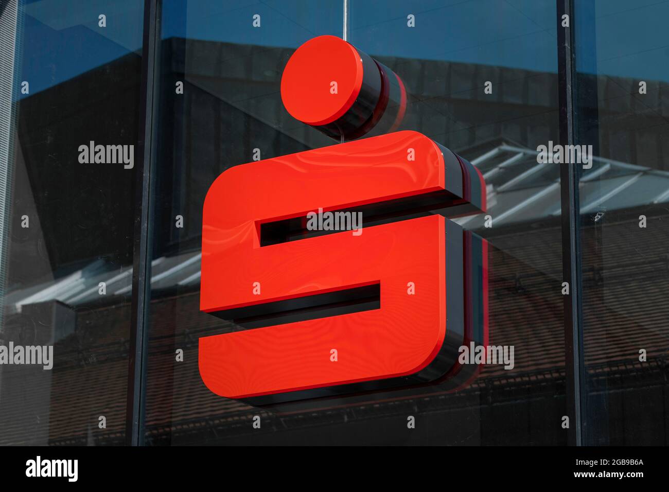 Le logo du Kreis- und Stadtparkasse Erding est visible sur la façade du nouveau siège social de la société à Erding, en haute-Bavière, en Allemagne Banque D'Images