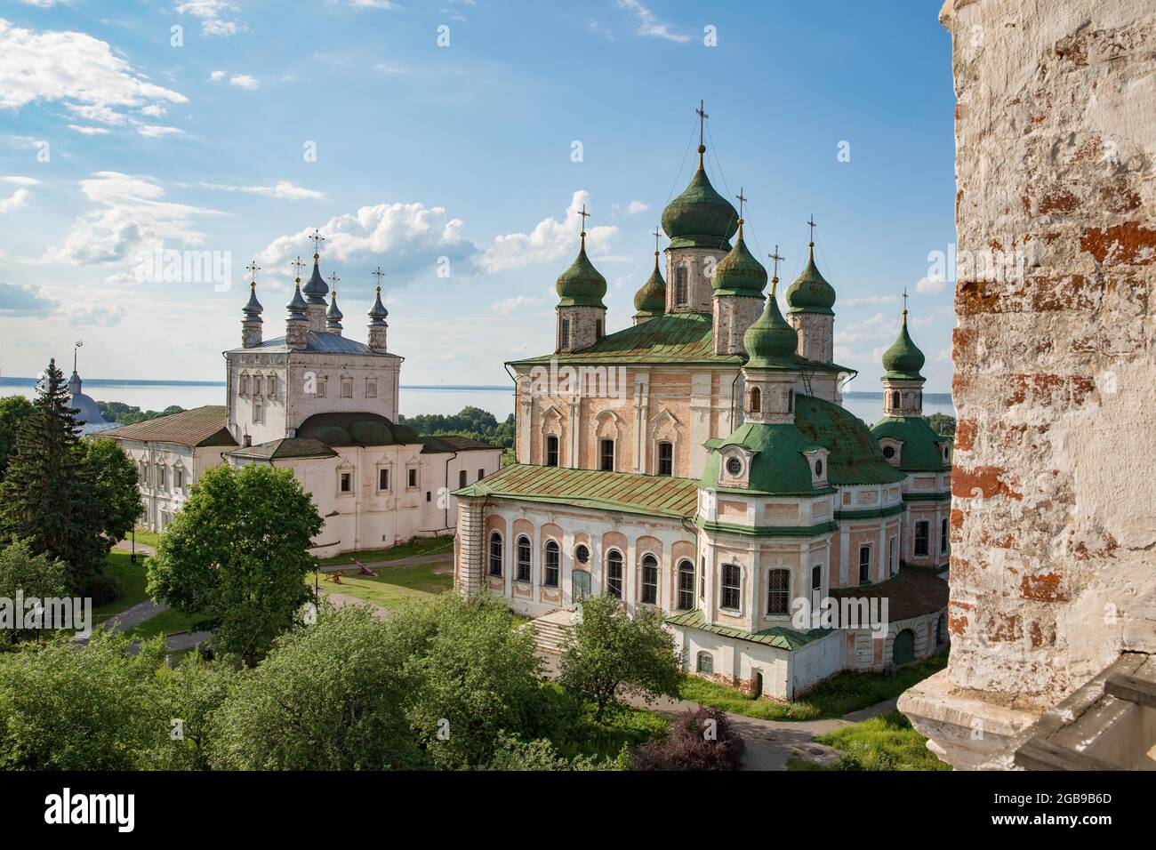 Monastère de Goritsky Assomption, église de la Toussaint avec réfectoire (fin du XVIIe siècle) et cathédrale de l'Assomption (1750), Pereslavl-Zalessky. Banque D'Images