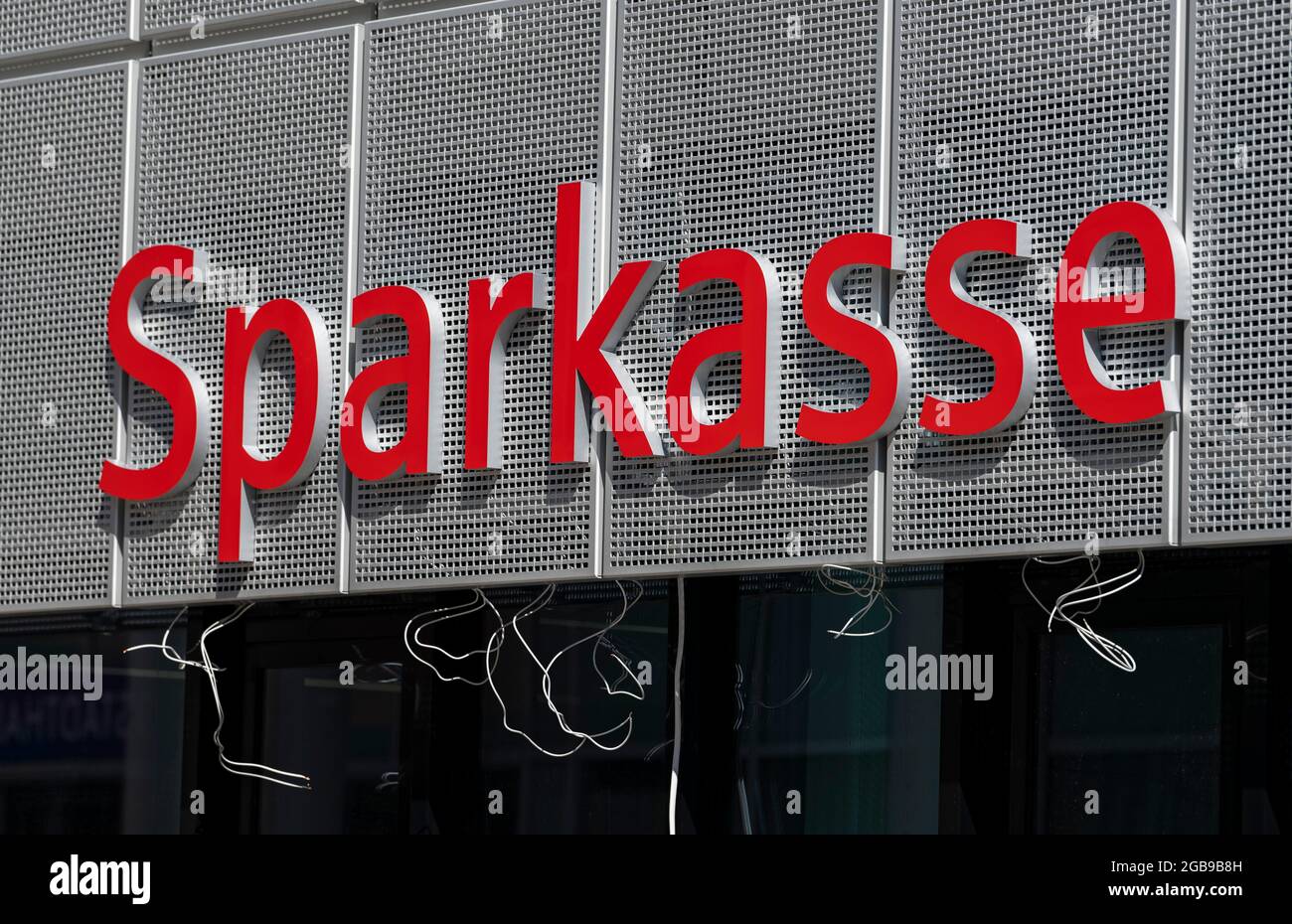 Le lettrage du Kreis- und Stadtparkasse Erding est visible sur la façade du nouveau siège social de la société à Erding, en haute-Bavière, en Allemagne Banque D'Images