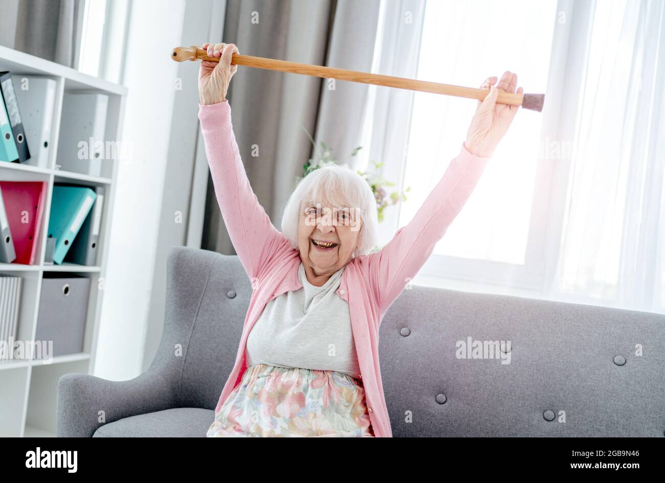 Femme âgée avec bâton de marche Banque D'Images