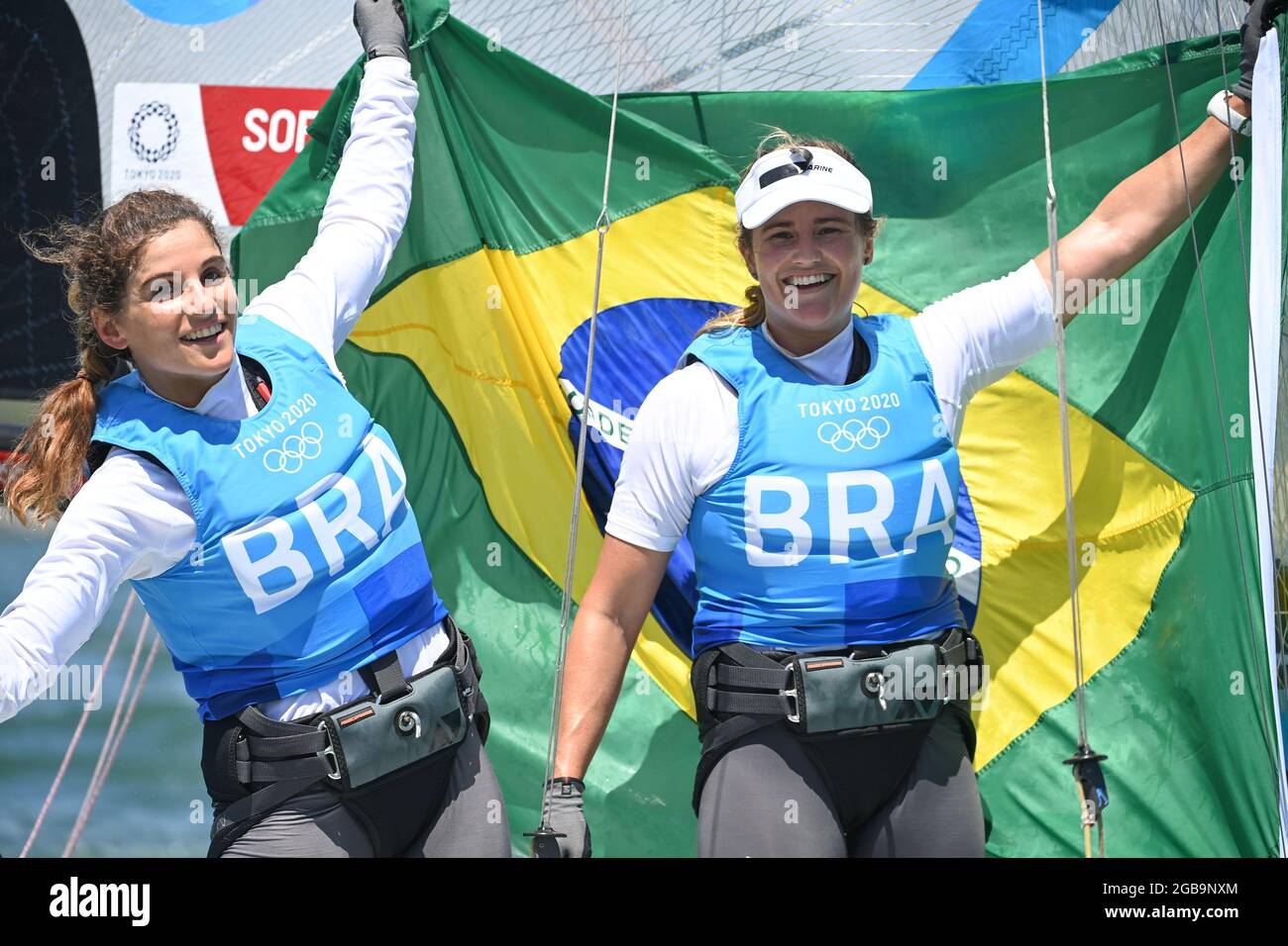 Kanagawa, Japon. 3 août 2021. Martine Grael (L) et Kahena Kunze du Brésil célèbrent après avoir remporté la course de voile de la médaille 49er FX du skiff féminin aux Jeux Olympiques de Tokyo 2020 à Kanagawa, au Japon, le 3 août 2021. Credit: Huang Zongzhi/Xinhua/Alamy Live News Banque D'Images