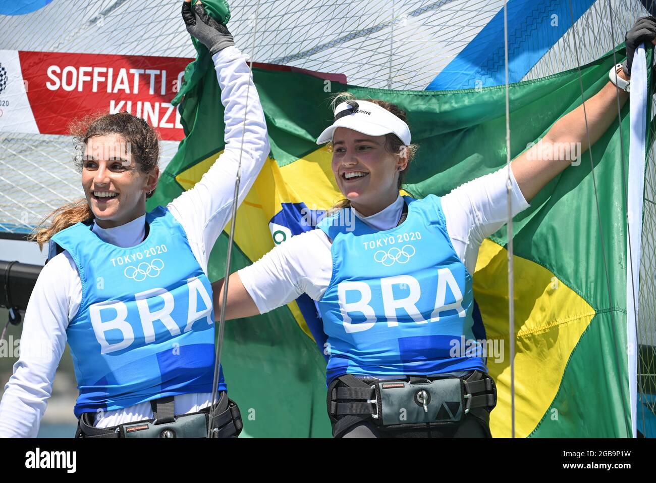 Kanagawa, Japon. 3 août 2021. Martine Grael (L) et Kahena Kunze du Brésil célèbrent après avoir remporté la course de voile de la médaille 49er FX du skiff féminin aux Jeux Olympiques de Tokyo 2020 à Kanagawa, au Japon, le 3 août 2021. Credit: Huang Zongzhi/Xinhua/Alamy Live News Banque D'Images