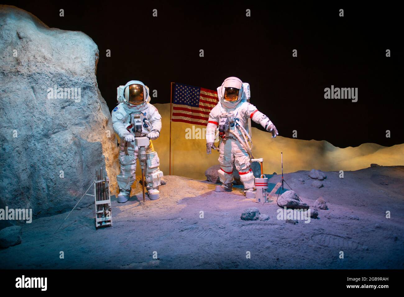 Les astronautes Apollo 17 Eugene Cernan et Harrison Schmitt sont exposés au Johnson Space Center de Houston, Texas, États-Unis. Banque D'Images
