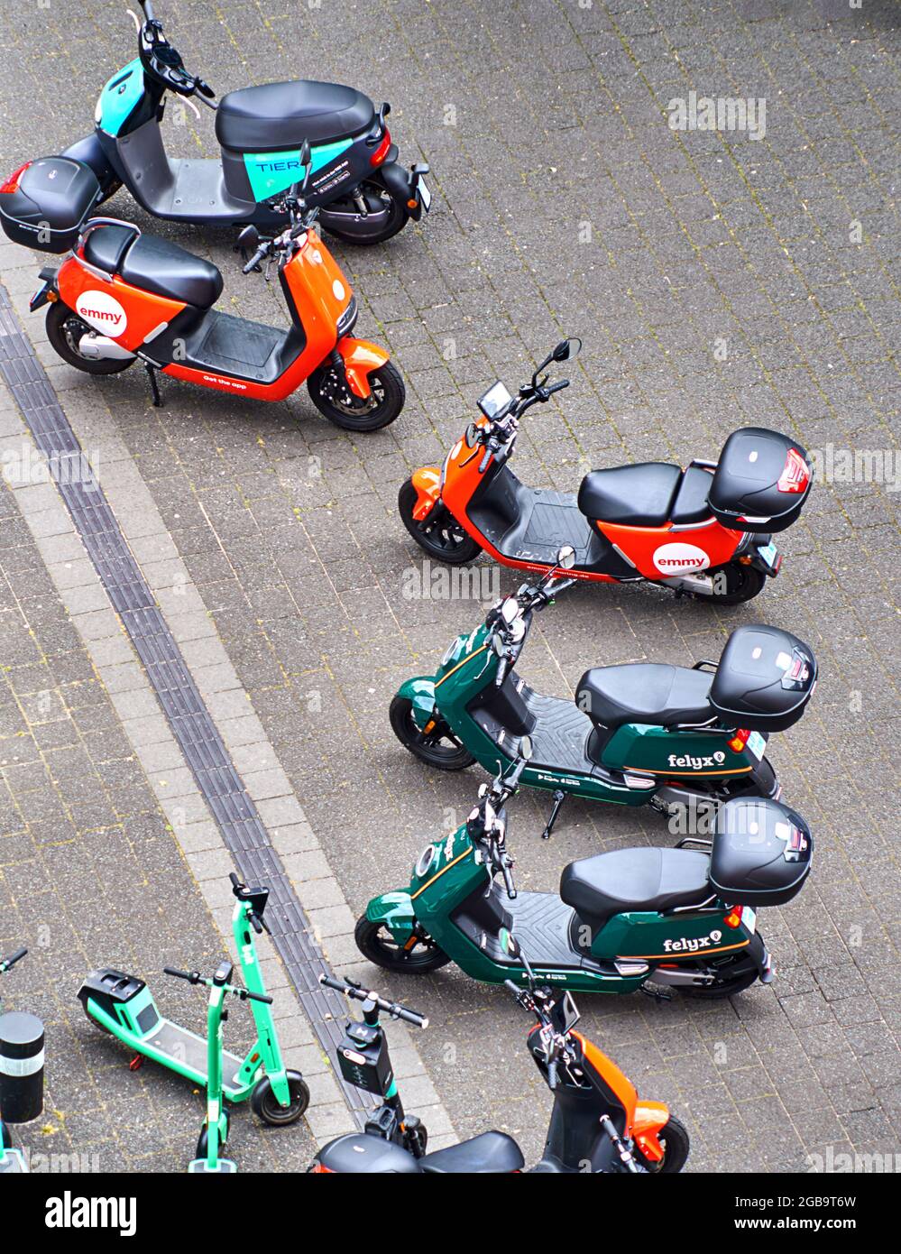 Hambourg, Allemagne, le 22 juillet 2021 : vue aérienne des scooters et scooters de location électrique sur un trottoir pavé gris dans le centre-ville Banque D'Images