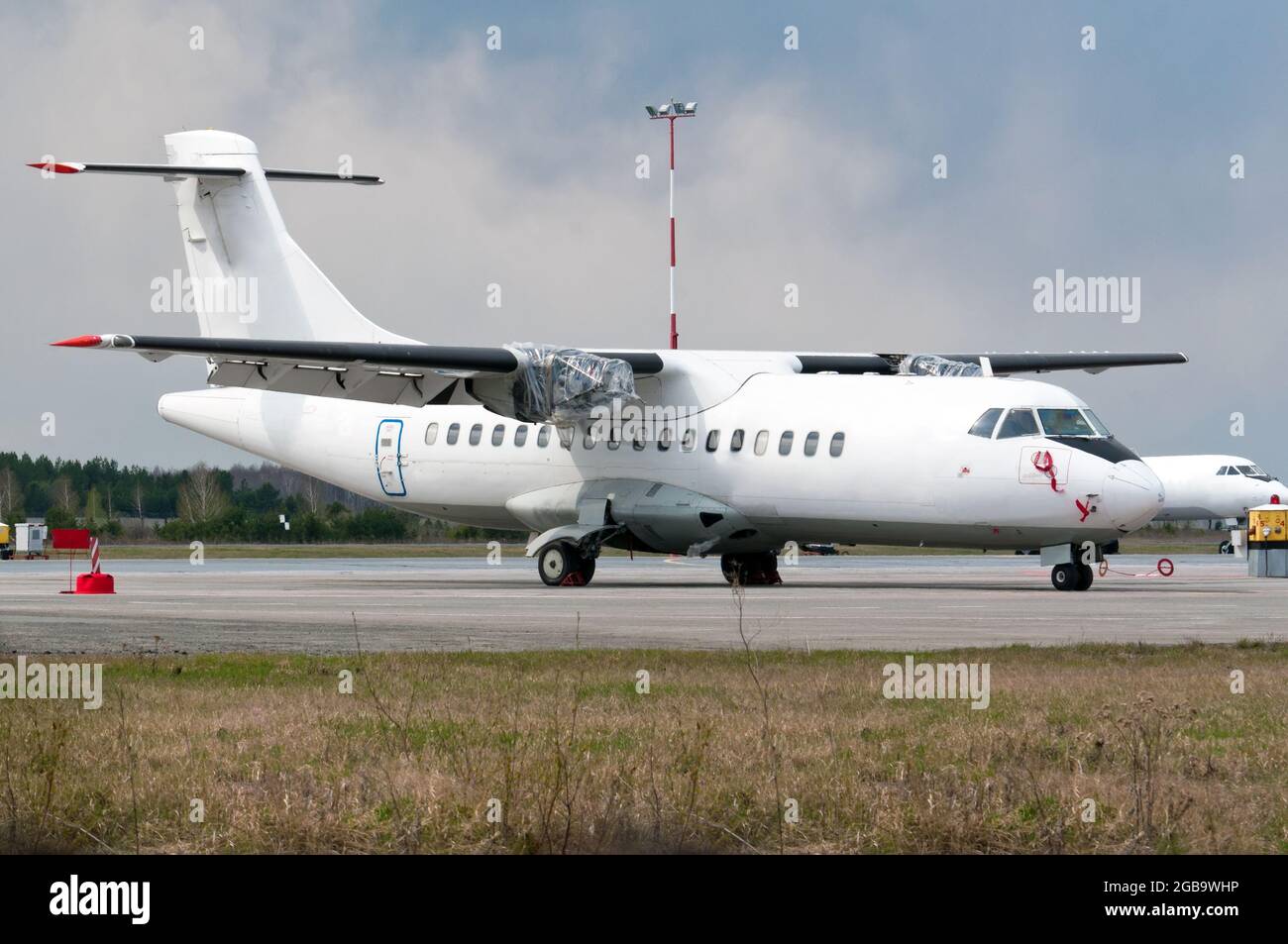 Avion turbo-prop sans moteurs à l'aéroport. Moteurs cassés, déposés pour réparation Banque D'Images