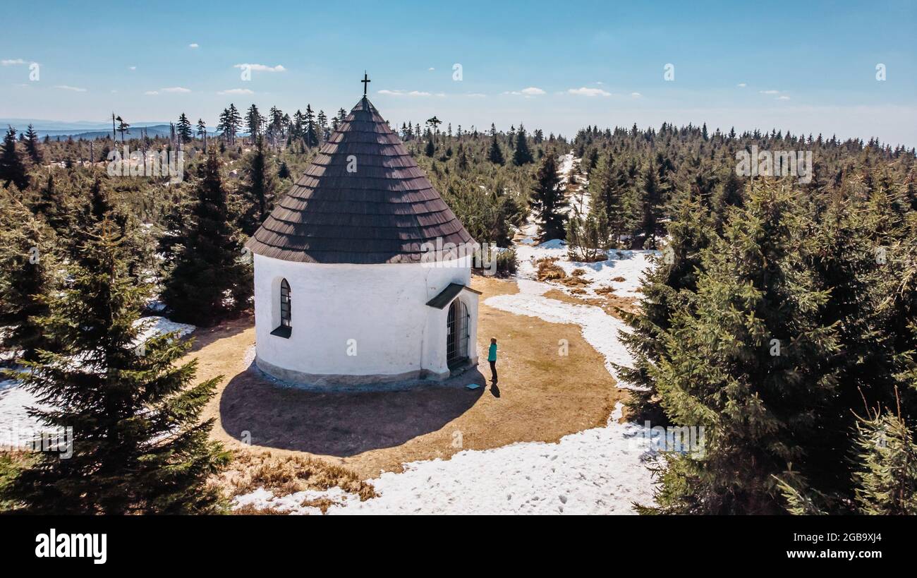 Vue aérienne de la chapelle baroque de la visite de la Vierge Marie, chapelle Kunstat, située dans les montagnes Eagle, République Tchèque. Plan d'étage circulaire et toit Banque D'Images