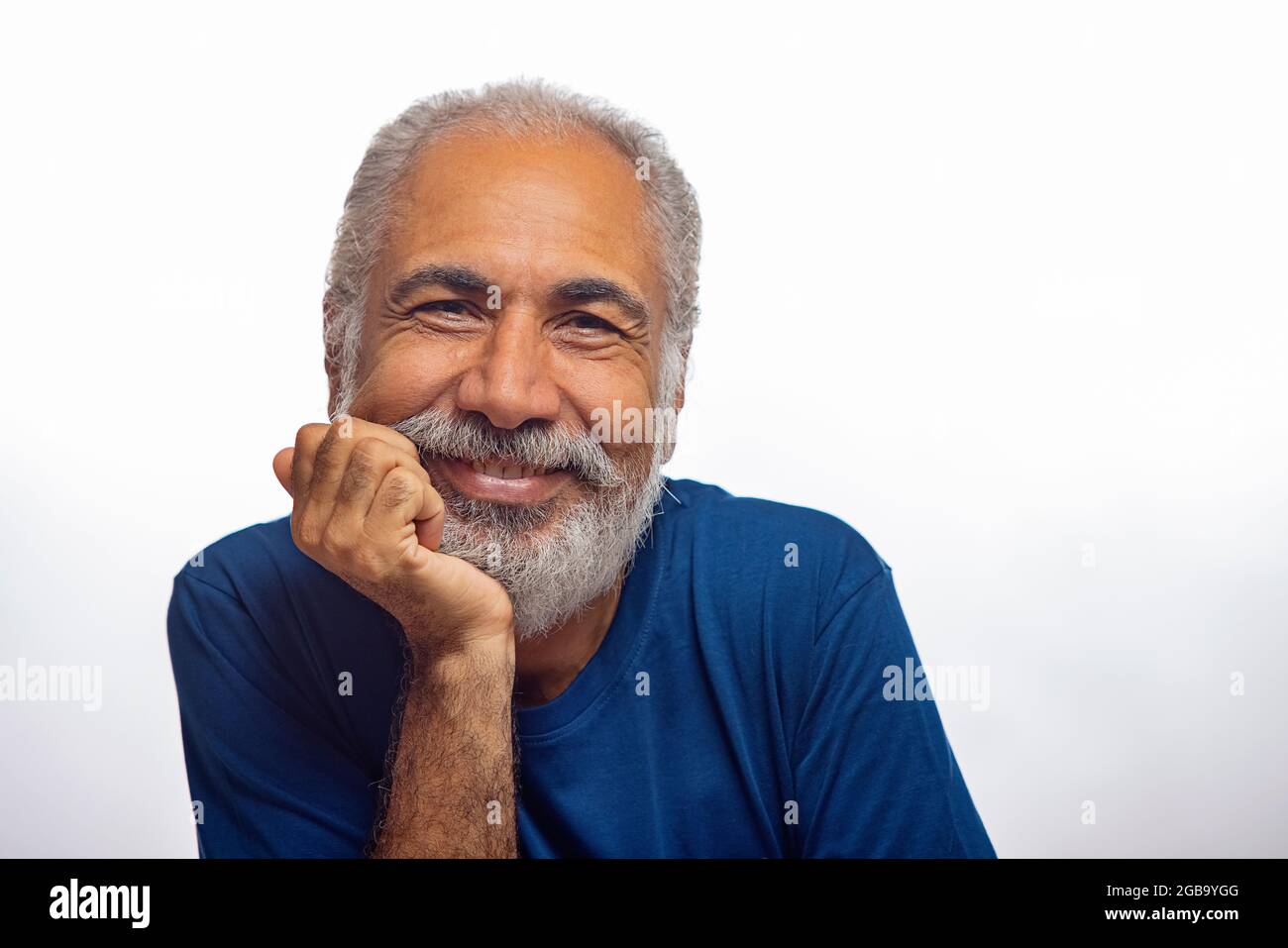 UN VIEIL HOMME SOURIANT ET REGARDANT L'APPAREIL PHOTO Banque D'Images