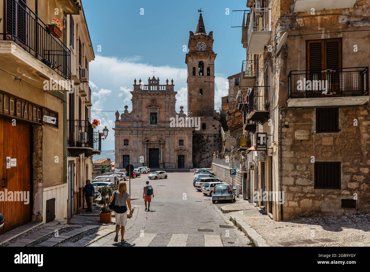 Caccamo,Sicile-juin 10,2021.Piazza Duomo avec la cathédrale de la ville, dédiée à Saint George.ville médiévale avec célèbre impressionnant château normand.pittoresque Banque D'Images