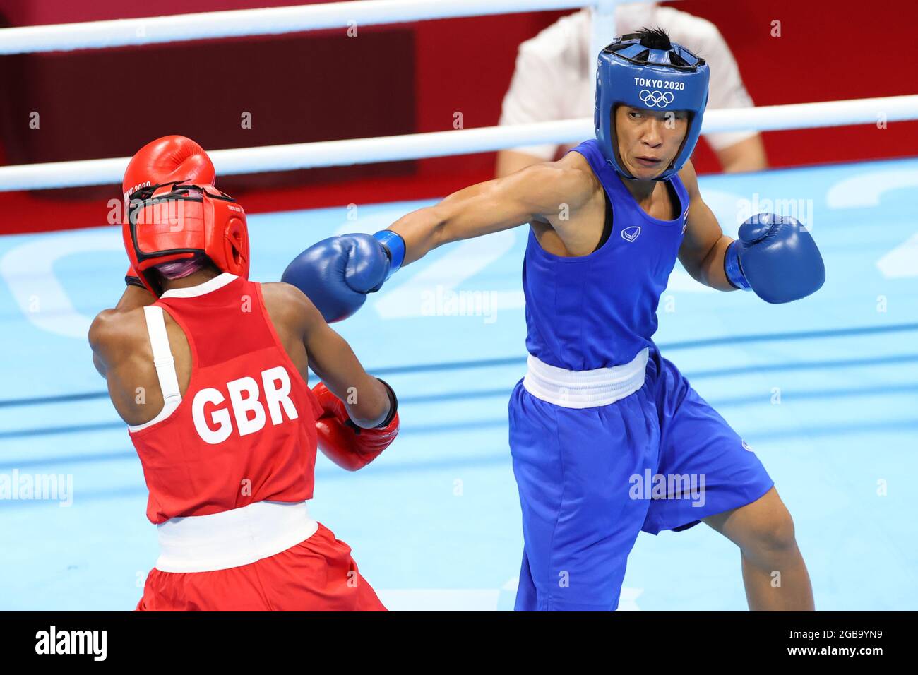 Tokyo, Japon. 3 août 2021. DUBOIS Caroline (GBR) vs SEESONDEE Sudaporn(THA) Boxe : la lumière des femmes (57-60kg) quart de finale lors des Jeux Olympiques de Tokyo 2020 à l'arène Kokugikan à Tokyo, Japon . Credit: Yutaka/AFLO SPORT/Alay Live News Banque D'Images