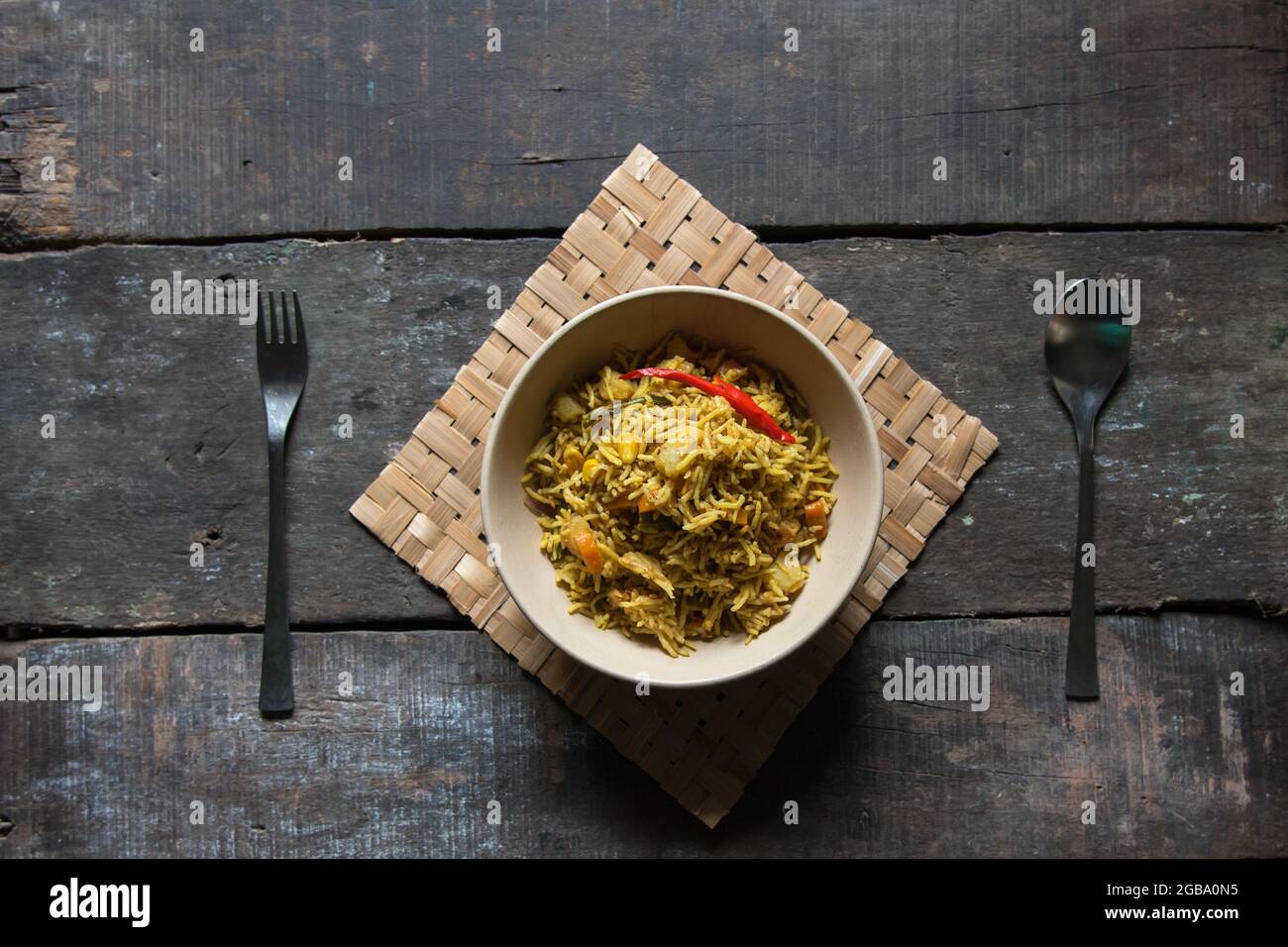 Le tawa pulao ou pilau est un aliment indien préparé à l'aide de riz basmati, de légumes et d'un mélange d'épices indiennes. Banque D'Images