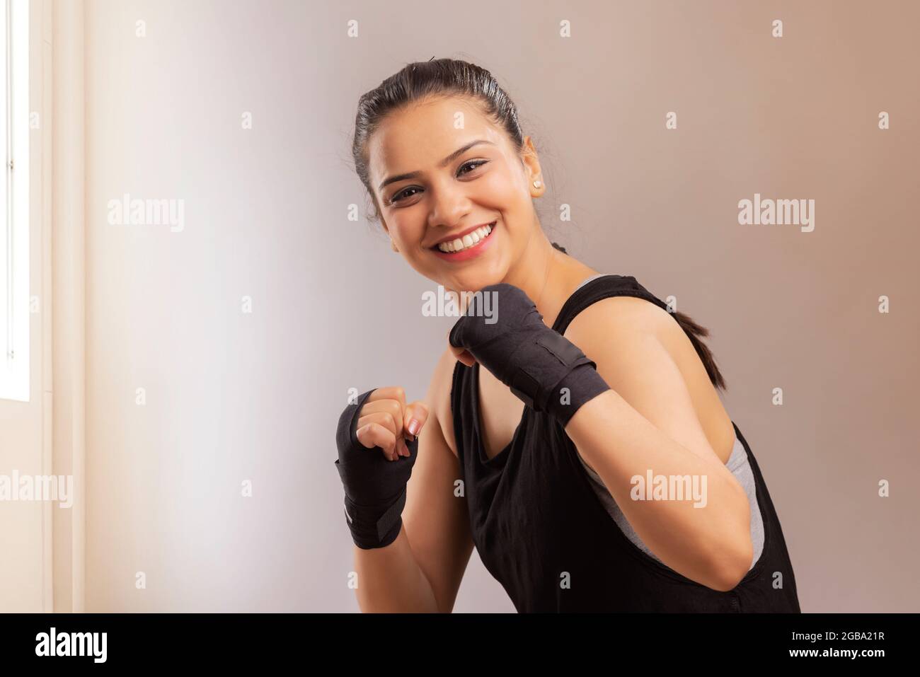 UN LUTTEUR JOYEUX REGARDANT L'APPAREIL PHOTO PENDANT L'ENTRAÎNEMENT Banque D'Images