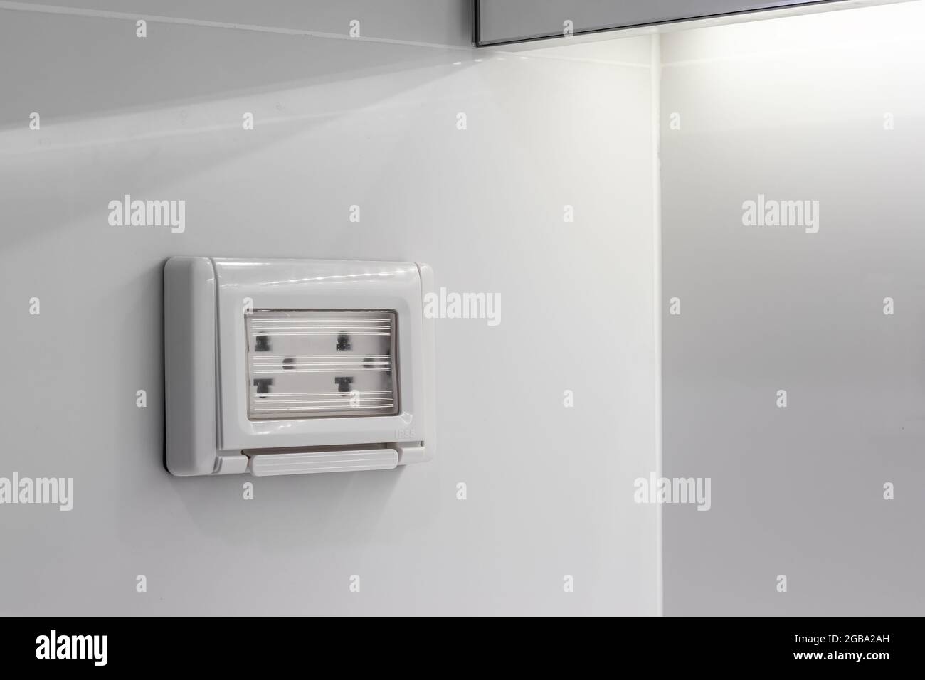 Prise étanche Salle De Bain Prise électrique avec couvercle étanche dans la salle de bains Photo Stock - Alamy