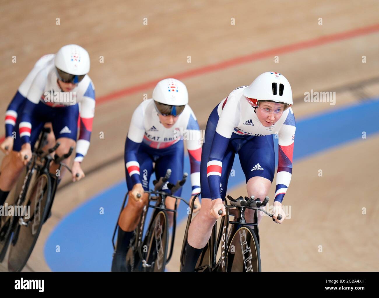 Kate Archibald (à droite), en Grande-Bretagne, dans la poursuite de l'équipe féminine à l'Izu Velodrome, le onzième jour des Jeux Olympiques de Tokyo en 2020 au Japon. Date de la photo: Mardi 3 août 2021. Banque D'Images