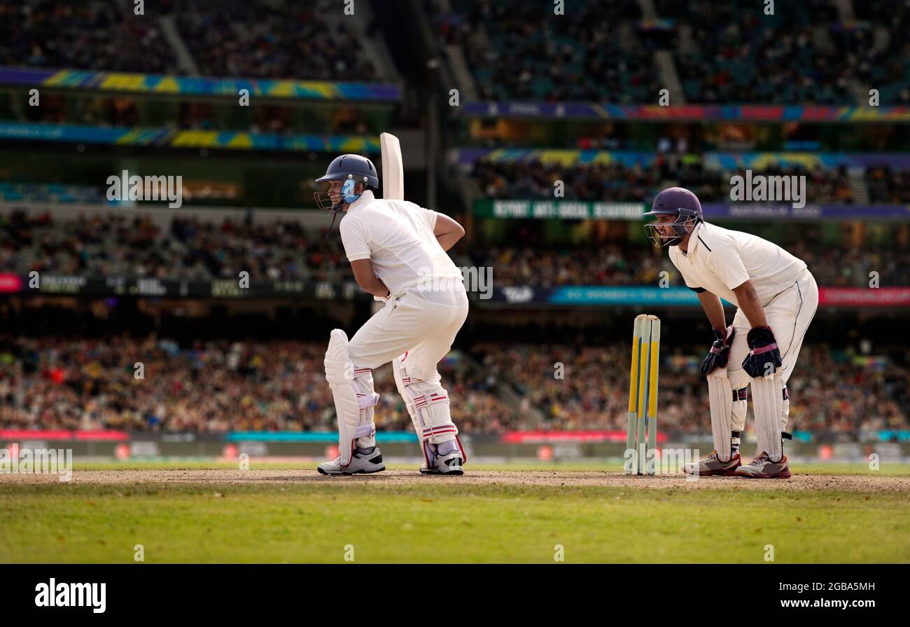 Batteur de cricketer prêt à frapper un coup au pli pendant un match. Banque D'Images