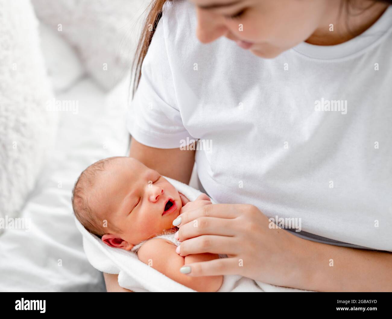 Maman Avec Bebe Nouveau Ne Photo Stock Alamy