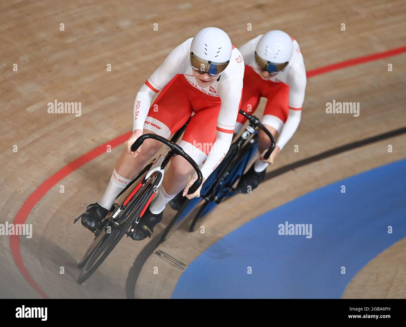 Izu, Japon. 02 août 2021. Cyclisme : Jeux Olympiques, cyclisme sur piste, sprint d'équipe, femmes, finale. Marlena Karwacka (devant) et Urszula Los de Pologne à Aktoin. Credit: Sebastian Gollnow/dpa/Alay Live News Banque D'Images