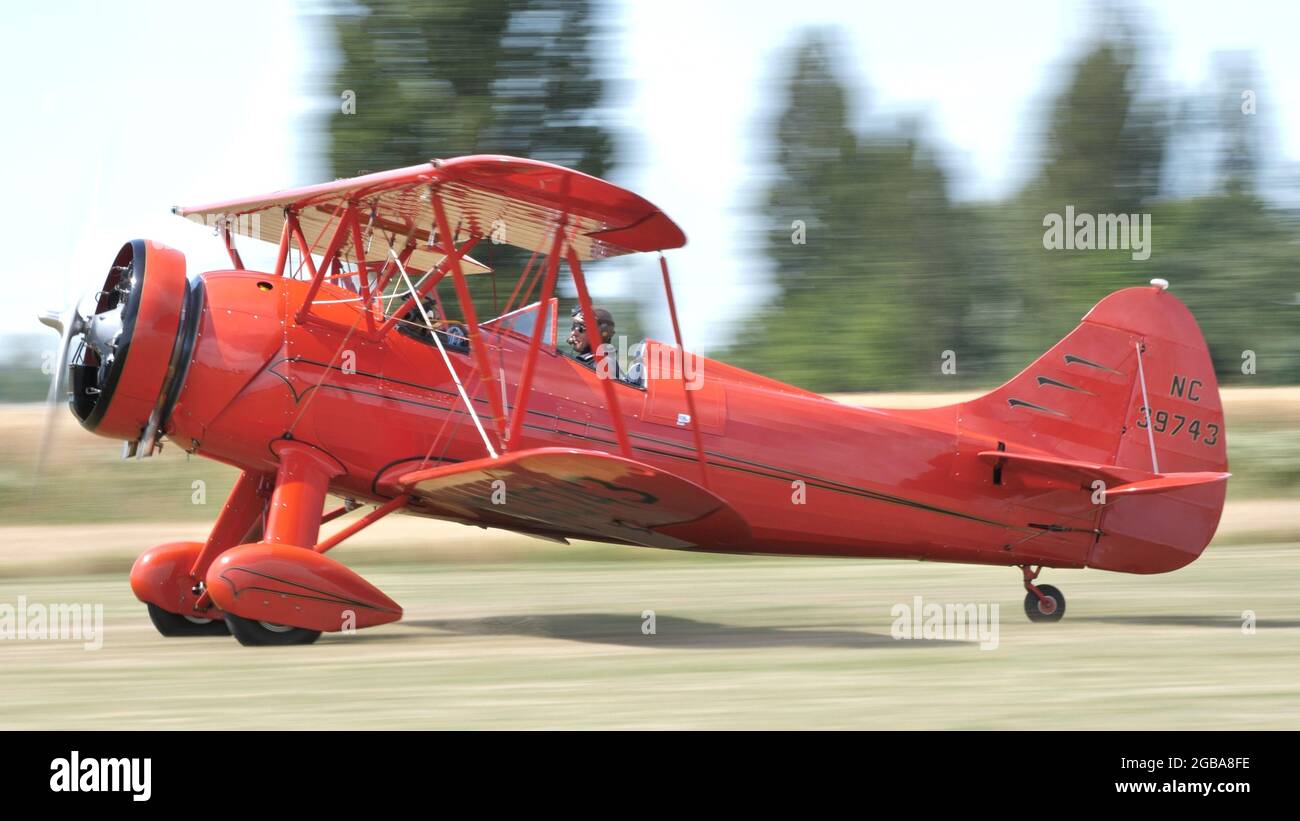 https://c8.alamy.com/compfr/2gba8fe/ferrara-italie-juin-27-2021-un-biplan-rouge-vintage-part-d-un-terrain-d-aviation-en-herbe-panoramique-de-l-image-waco-upf7-2gba8fe.jpg