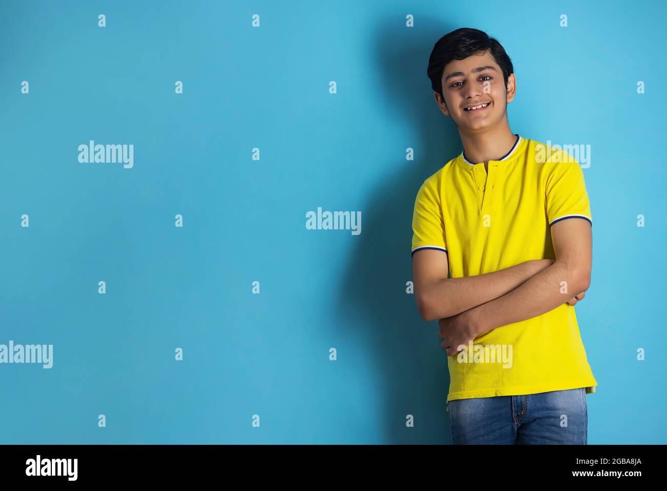 PORTRAIT D'UN ADOLESCENT HEUREUX DEBOUT DEVANT L'APPAREIL PHOTO Banque D'Images