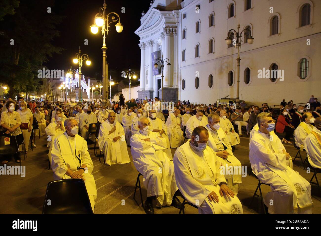 Le Secrétaire d'Etat du Vatican, le Cardinal Pietro Parolin, a visité le tombeau de Saint Alfonso Maria dei Liguori, docteur de l'Eglise, dont les vestiges sont conservés dans la Basilique pontificale du même nom. Le jour où le Saint patron de la ville de Pagani est célébré, le jour où le saint a quitté sa vie terrestre, le Cardinal Parolin s'est arrêté dans la prière dans la crypte dédiée au Saint et a ensuite eu une rencontre avec les Pères Rédemptoristes et le Gouverneur de la région de Campanie, Vincenzo de Luca. Dans la soirée à 20:00 concélébration de la Sainte Messe sur la Piazza Sant'Alfonso en présence des fidèles Banque D'Images