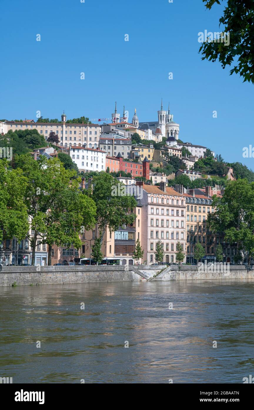 Le quartier de Fourvière avec notre-Dame de Fourvière vu des quais de Saône, Lyon, France Banque D'Images