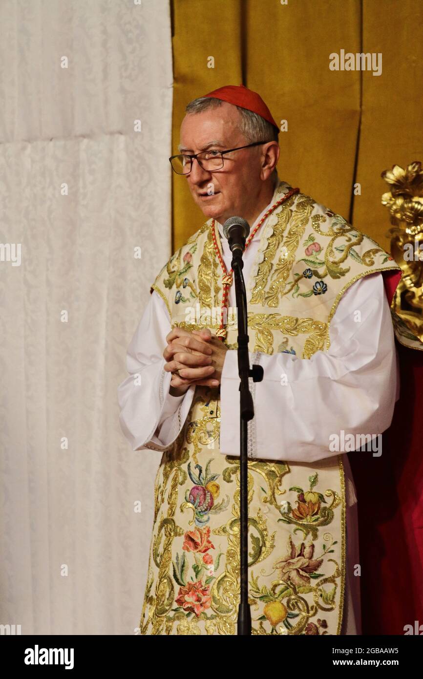 Le Secrétaire d'Etat du Vatican, le Cardinal Pietro Parolin, a visité le tombeau de Saint Alfonso Maria dei Liguori, docteur de l'Eglise, dont les vestiges sont conservés dans la Basilique pontificale du même nom. Le jour où le Saint patron de la ville de Pagani est célébré, le jour où le saint a quitté sa vie terrestre, le Cardinal Parolin s'est arrêté dans la prière dans la crypte dédiée au Saint et a ensuite eu une rencontre avec les Pères Rédemptoristes et le Gouverneur de la région de Campanie, Vincenzo de Luca. Dans la soirée à 20:00 concélébration de la Sainte Messe sur la Piazza Sant'Alfonso en présence des fidèles Banque D'Images