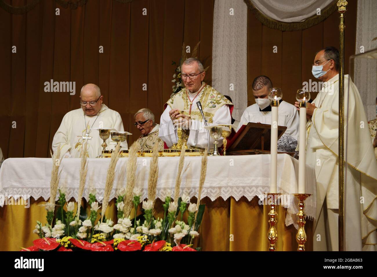 Le Secrétaire d'Etat du Vatican, le Cardinal Pietro Parolin, a visité le tombeau de Saint Alfonso Maria dei Liguori, docteur de l'Eglise, dont les vestiges sont conservés dans la Basilique pontificale du même nom. Le jour où le Saint patron de la ville de Pagani est célébré, le jour où le saint a quitté sa vie terrestre, le Cardinal Parolin s'est arrêté dans la prière dans la crypte dédiée au Saint et a ensuite eu une rencontre avec les Pères Rédemptoristes et le Gouverneur de la région de Campanie, Vincenzo de Luca. Dans la soirée à 20:00 concélébration de la Sainte Messe sur la Piazza Sant'Alfonso en présence des fidèles Banque D'Images