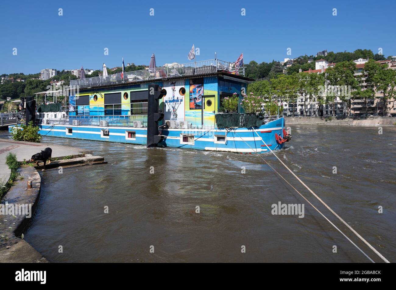 Une péniche colorée amarrée aux quais de Saône de la Confluence, Lyon, France Banque D'Images