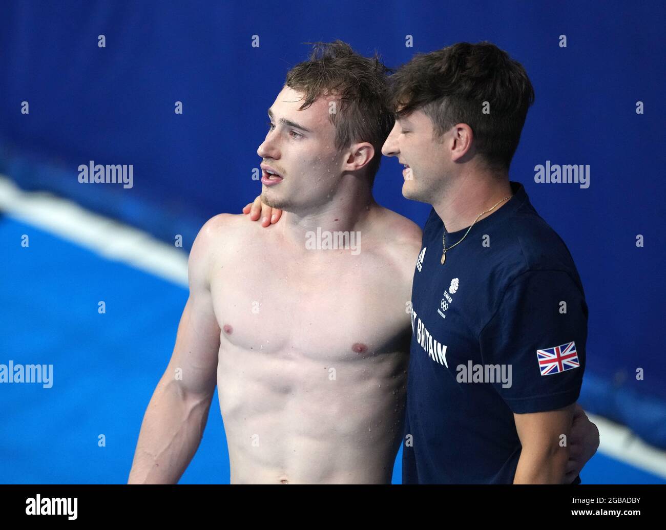 Jack Laugher (à gauche) et l'entraîneur Adam Smallwood réagissent après la finale masculine du Springboard de 3 m au Tokyo Aquatics Center le onzième jour des Jeux Olympiques de Tokyo en 2020 au Japon. Date de la photo: Mardi 3 août 2021. Banque D'Images