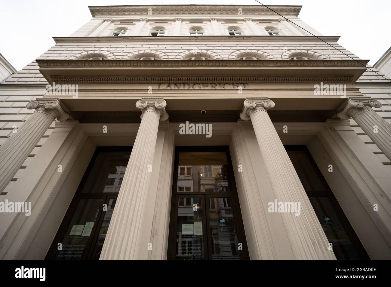 Bonn, Allemagne. 03ème août 2021. La façade du tribunal de district. La fille de 22 ans de la victime et son amie de 15 ans auraient étouffé l'enfant de 48 ans gravement malade avec un oreiller parce qu'elle n'avait pas permis à la jeune fille de passer la nuit dans son appartement. Credit: Federico Gambarini/dpa/Alay Live News Banque D'Images