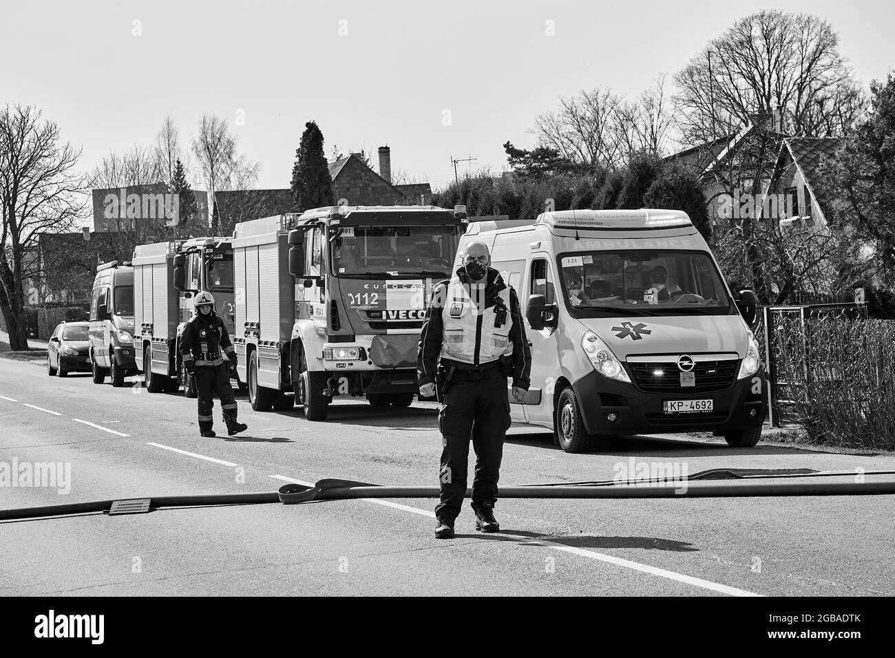 12 avril 2021, Salaspils, Lettonie : l'extinction de l'incendie a détruit la maison du village Banque D'Images