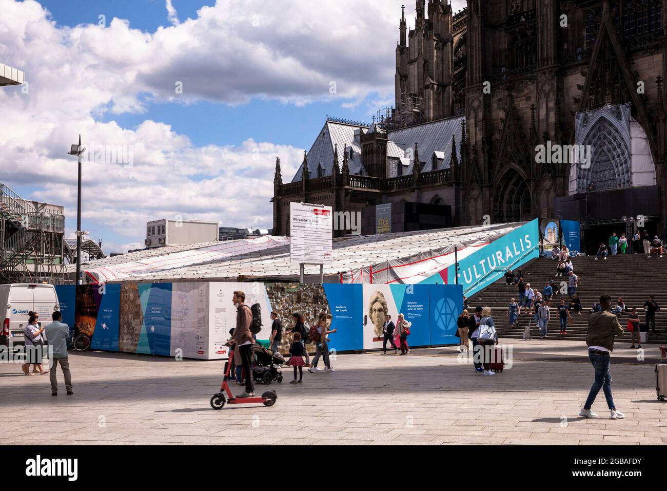 L'escalier de 70 mètres de large de la gare principale menant à la cathédrale est en cours de rénovation, toiture du chantier de construction, Cologne, Allemagne. Banque D'Images