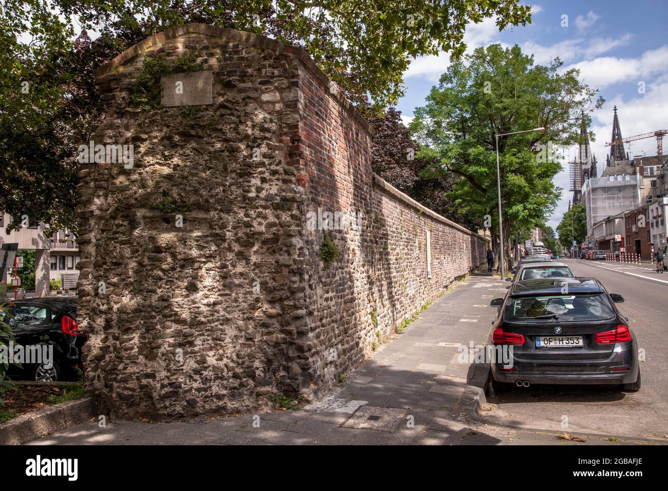 Vestiges du mur de la ville romaine de l'an 50 après J.-C. sur la rue Burgmauer, Cologne, Allemagne. Rest der Roemischen Stadtmauer aus dem Jahr 50 nach Chr Banque D'Images